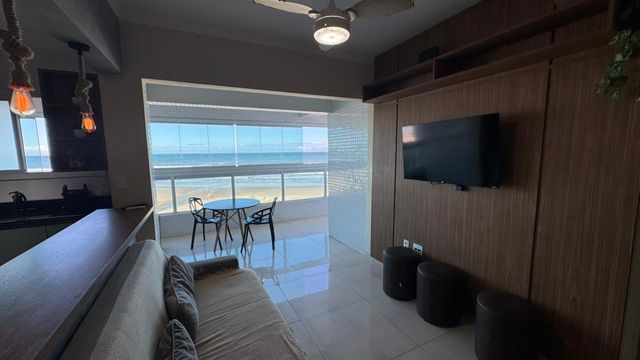 Sala bem iluminada de 2 ambientes.