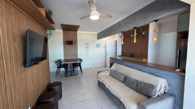 Sala bem iluminada de 2 ambientes.