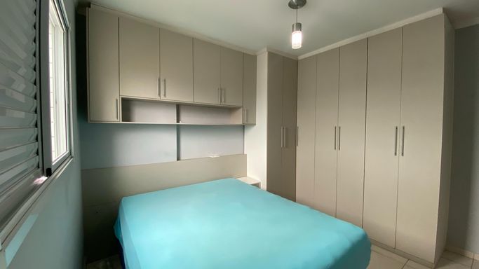 Suíte com planejados e 1 cama de casal.