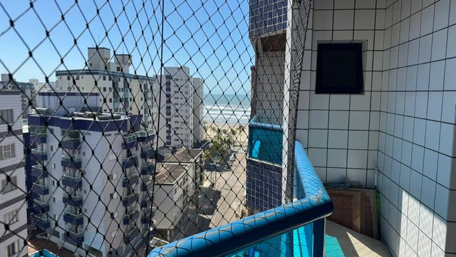 Sacada da suíte com vista para o mar.