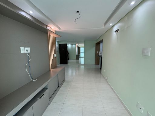 Sala ampla de 2 ambientes.