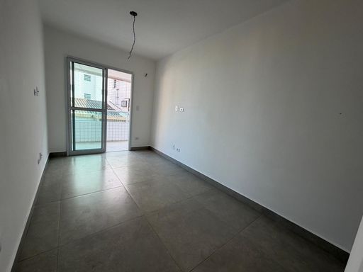 Sala ampla e bem iluminado.