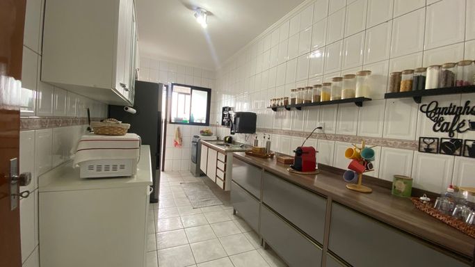 Cozinha espaçosa e bem iluminada.