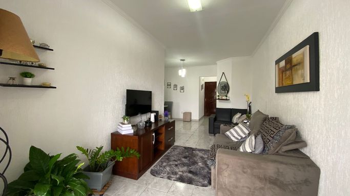 Sala de 2 ambientes e bem iluminado com uma sacada.