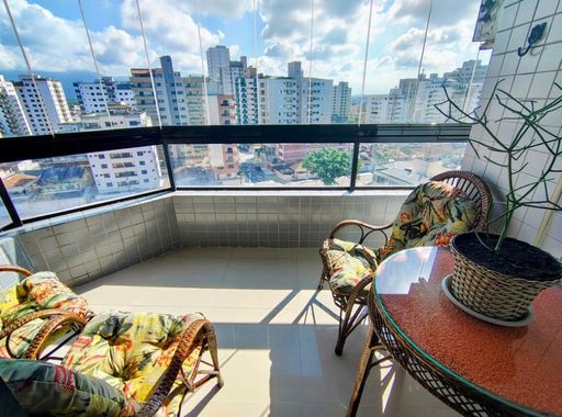 Sacada envidraçada com vista livre.