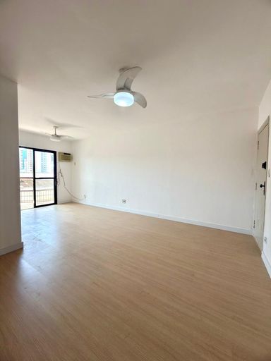 Sala ampla de 2 ambientes com piso laminado.
