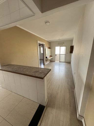 Sala ampla e bem iluminado de 2 ambientes.