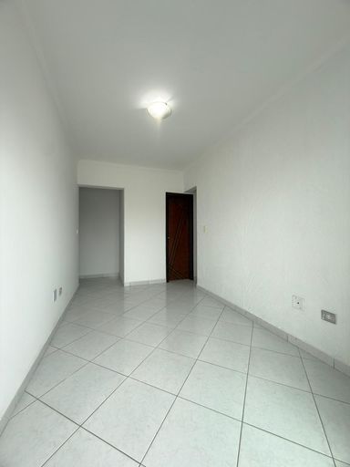 Sala de dois ambientes bem iluminado com acesso a sacada.