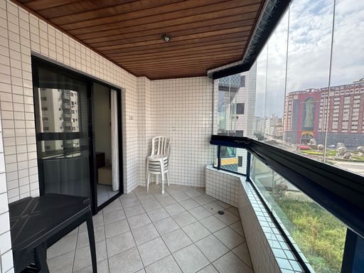 Sacada envidraçada com vista livre.