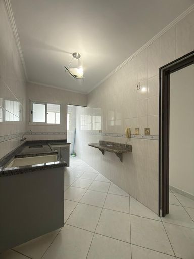 Cozinha com armários.