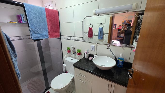 WC social com box de vidro.