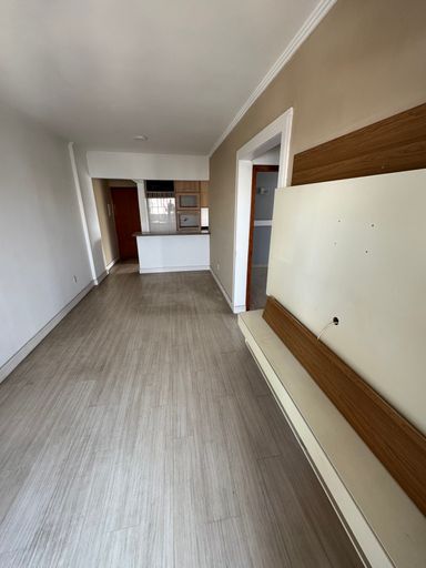 Sala ampla e bem iluminado de 2 ambientes.