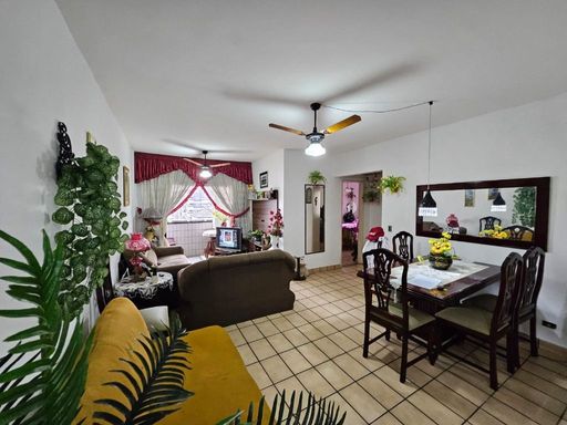 Sala bem iluminada de 2 ambientes com ventilador de teto.