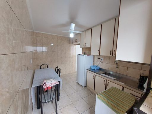 Cozinha com armários.