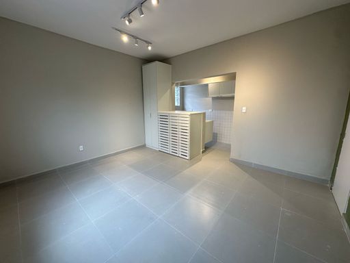 Sala living espaçosa com planejados.
