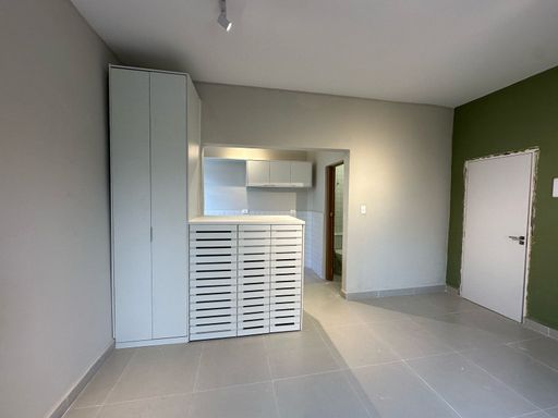 Sala living espaçosa com planejados.
