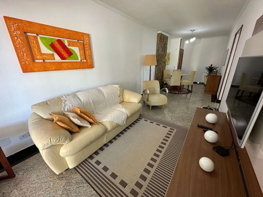 Sala de dois ambientes com muita iluminação natural e