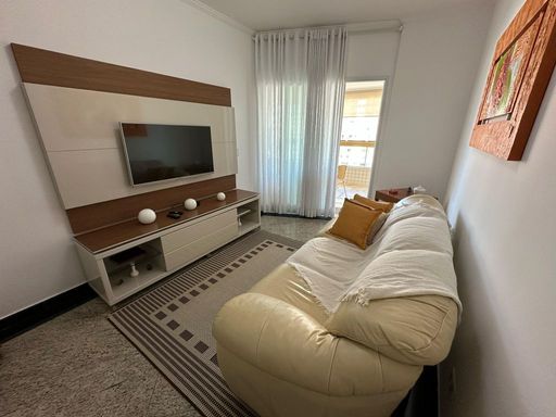Sala de dois ambientes com muita iluminação natural e