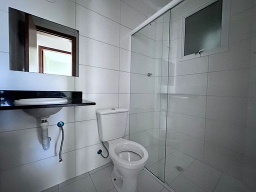 WC suíte com box de vidro.