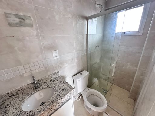 WC suíte com box de vidro.