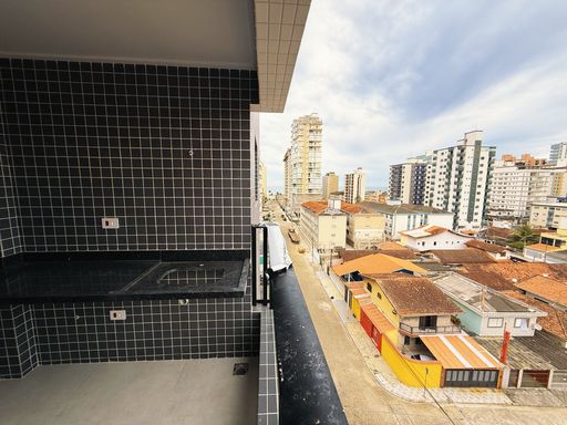 Sacada gourmet com vista parcial para o mar.