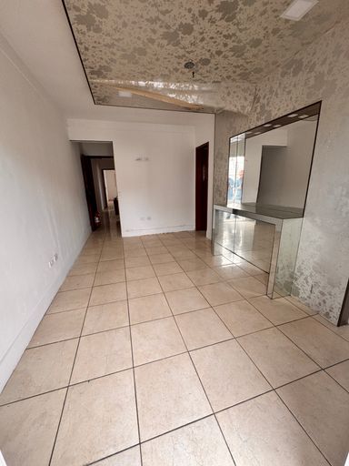 Suíte ampla e bem iluminada com uma sacada privativa de frente para rua.