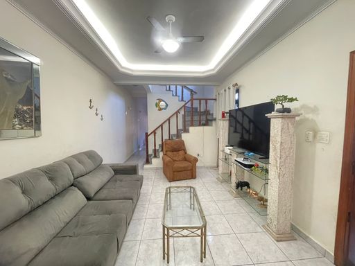 Sala com teto rebaixado em gesso com iluminação em LED.