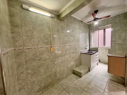 Cozinha bem iluminada.