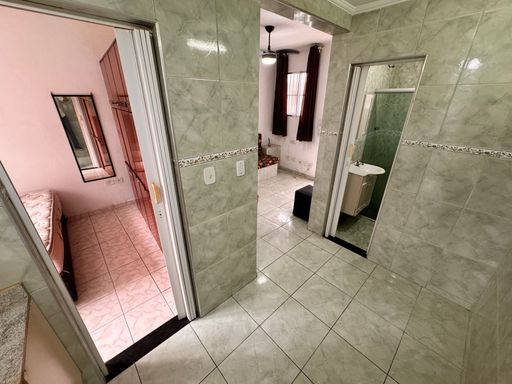 Cozinha bem iluminada.