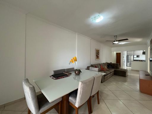 Sala ampla de 2 ambientes com ventilador de teto.