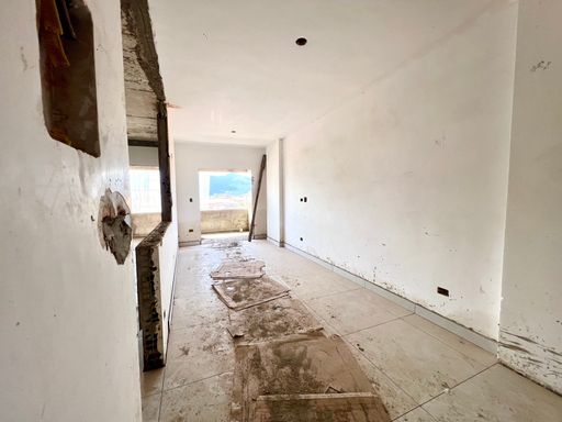 Sala ampla e bem iluminada de 2 ambientes.