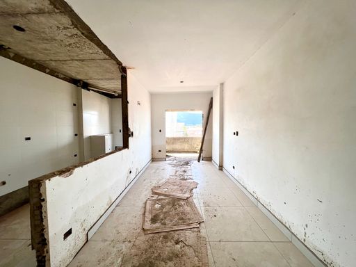 Sala ampla e bem iluminada de 2 ambientes.