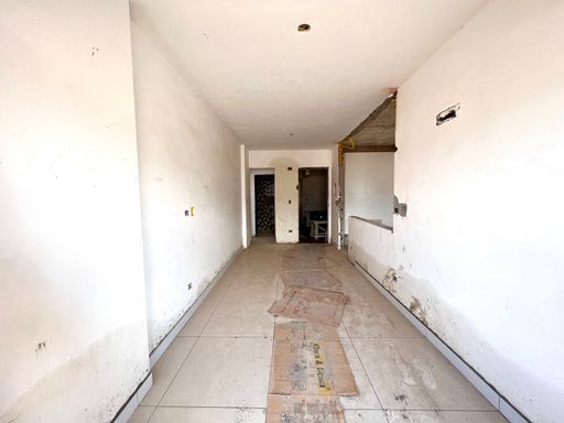 Sala ampla e bem iluminada de 2 ambientes.