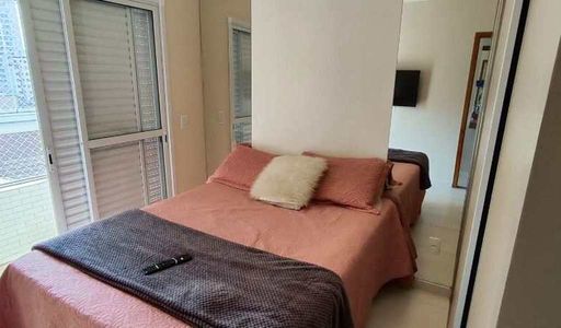 Suíte com uma cama de casal e acesso a sacada gourmet