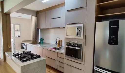 Cozinha americana com armários planejados.