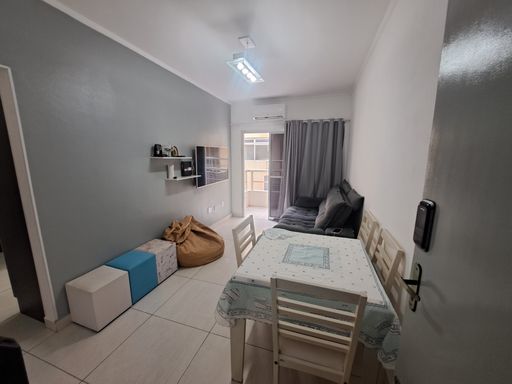 Sala bem iluminada.