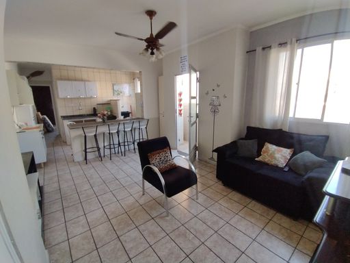 Sala ampla e bem iluminada com ventilador de teto.