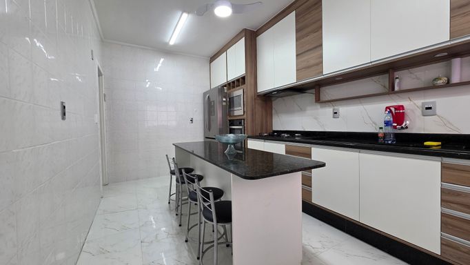 Cozinha com planejados e ilha.