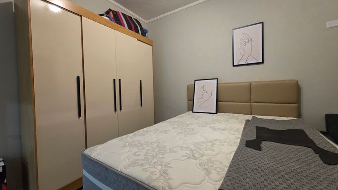 Suíte com ar-condicionado.