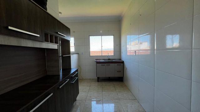 Cozinha espaçosa e bem iluminada.