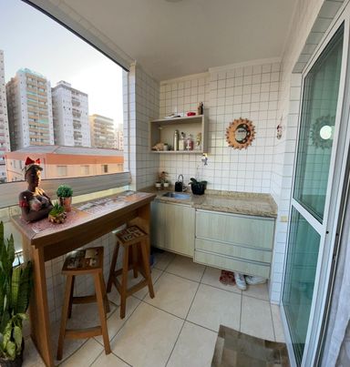 Sacada envidraçada com vista para o mar.