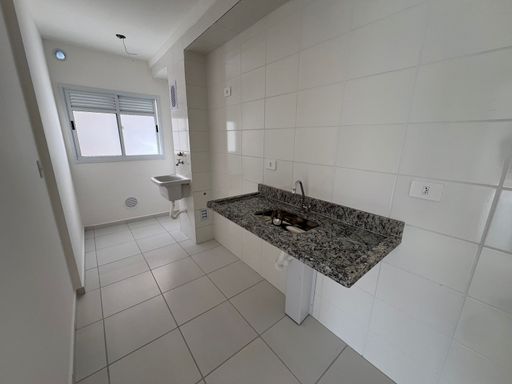 Cozinha com uma pia, integrada com a área de serviço.
