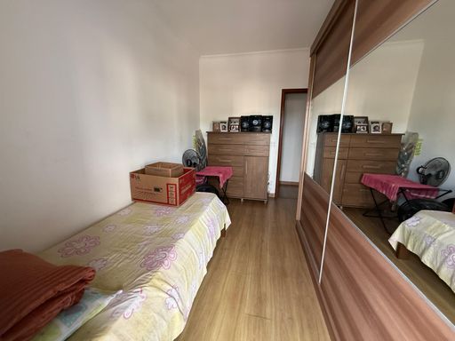 Quarto com cama solteiro e guarda roupa solteiro