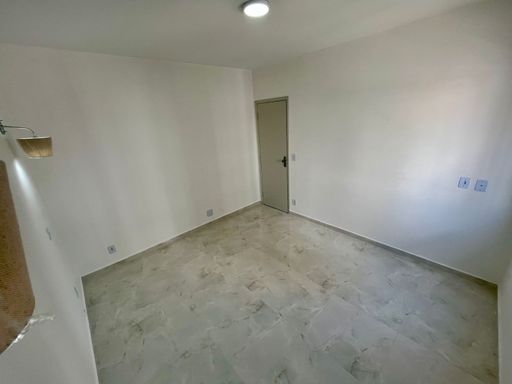 Dormitório bem iluminado.