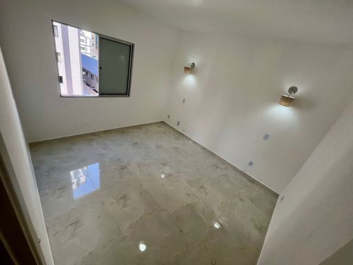 Dormitório bem iluminado.