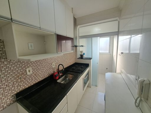 Cozinha com armários planejados.