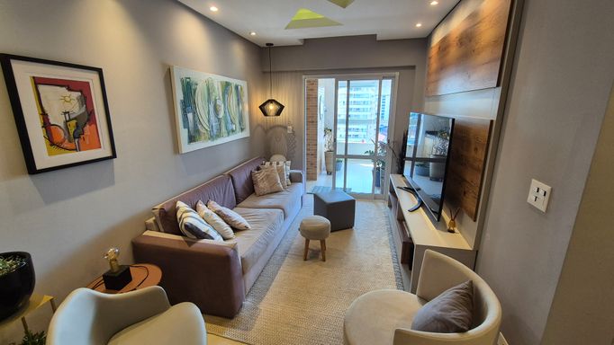 Sala de 2 ambientes com sofá e mesa de jantar para 04 pessoas.