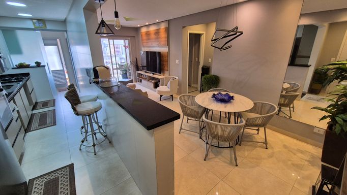 Cozinha americana com armários planejados.