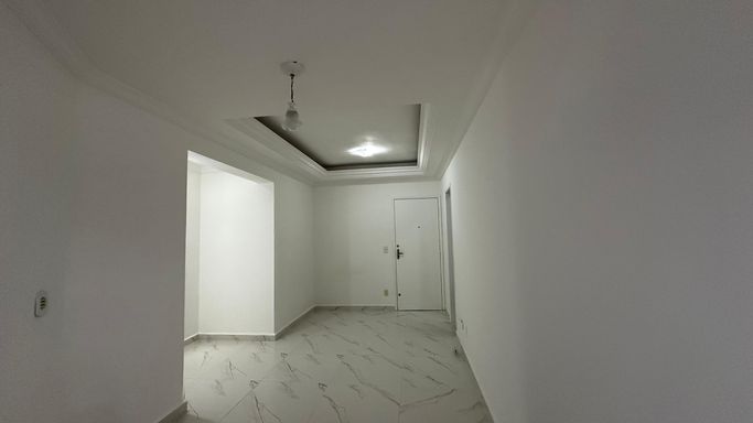 Sala de 2 ambientes com teto rebaixado em gesso.
