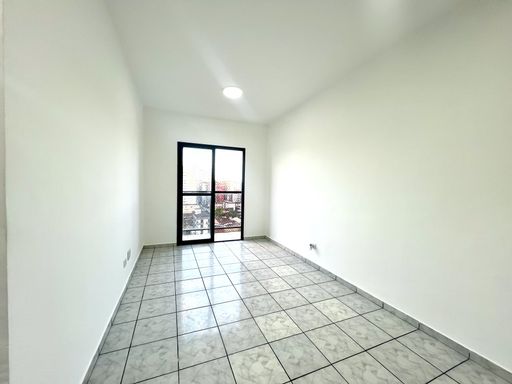 Sala ampla e bem iluminada com uma sacada.